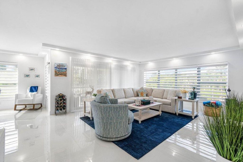 Image 4 of property listing at 875 E Camino Real 3e, Boca Raton, FL 33432