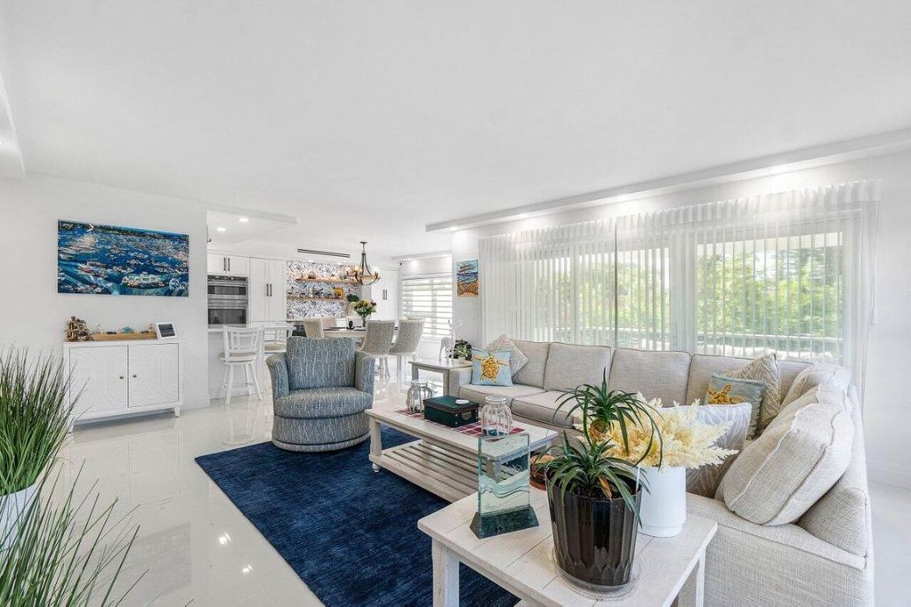 Image 5 of property listing at 875 E Camino Real 3e, Boca Raton, FL 33432