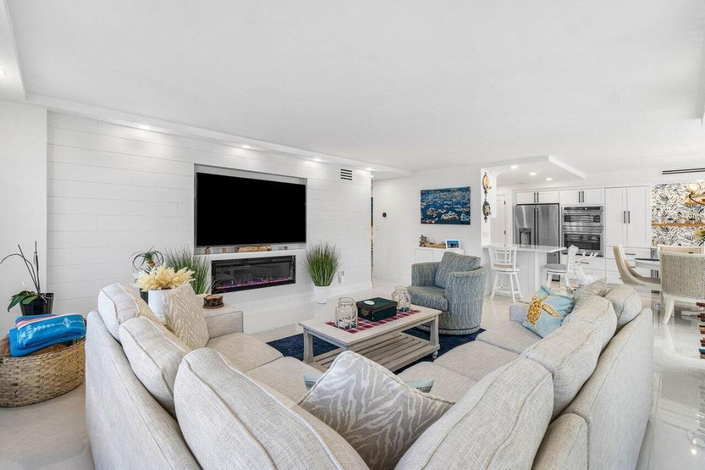 Image 6 of property listing at 875 E Camino Real 3e, Boca Raton, FL 33432