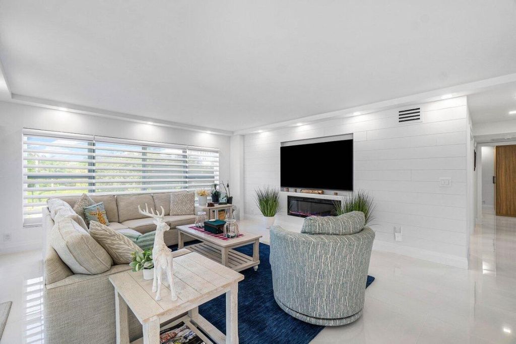 Image 7 of property listing at 875 E Camino Real 3e, Boca Raton, FL 33432