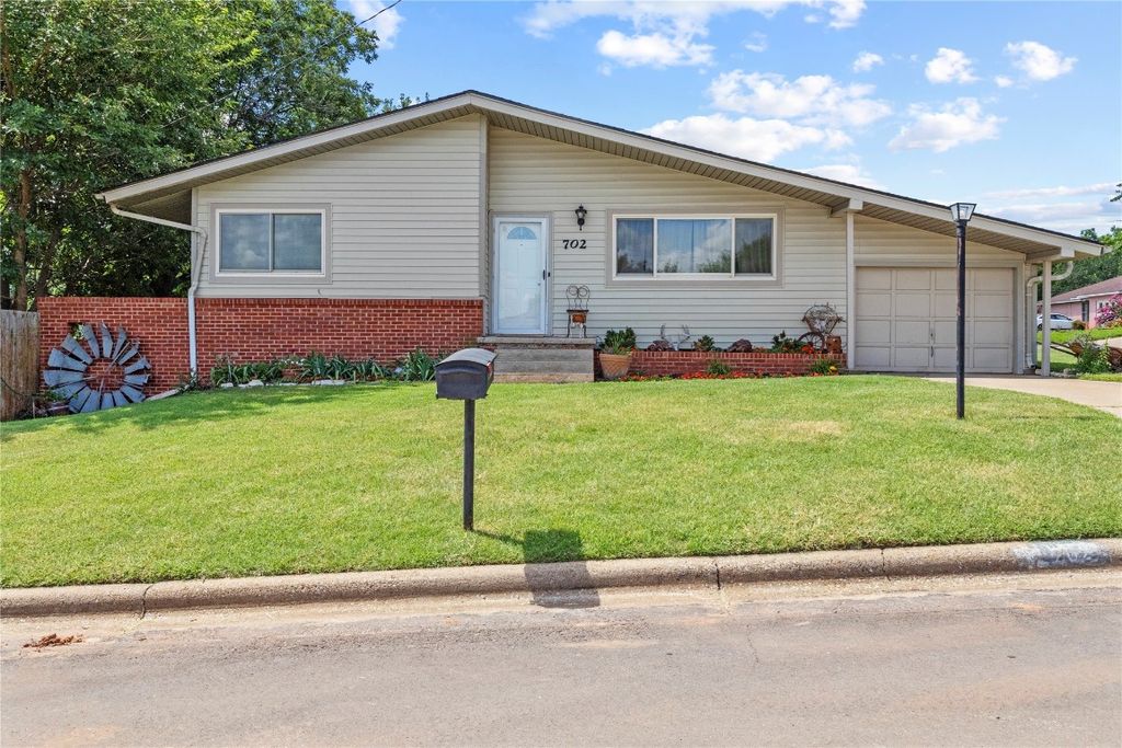 702 E Arlington Avenue, Weatherford, OK 73096