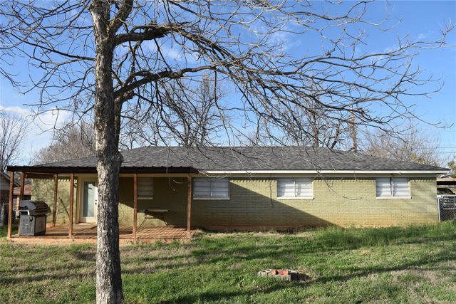 1207 E Fitzgerald Street, Bangs, TX 76823