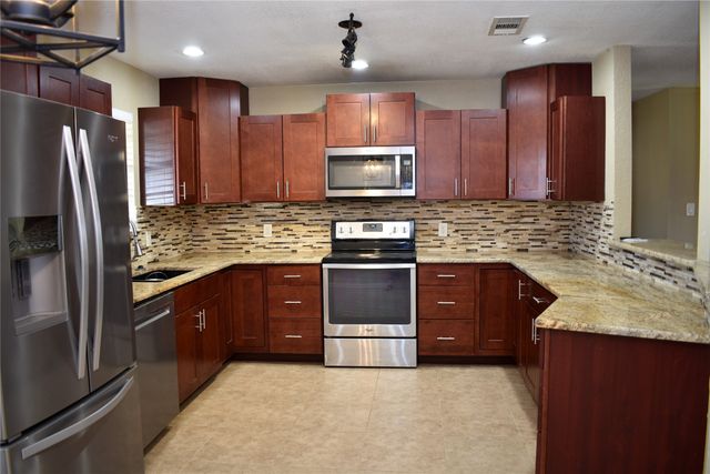 1207 E Fitzgerald Street, Bangs, TX 76823