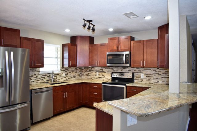 1207 E Fitzgerald Street, Bangs, TX 76823