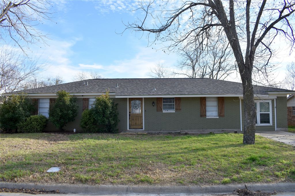 1207 E Fitzgerald Street, Bangs, TX 76823