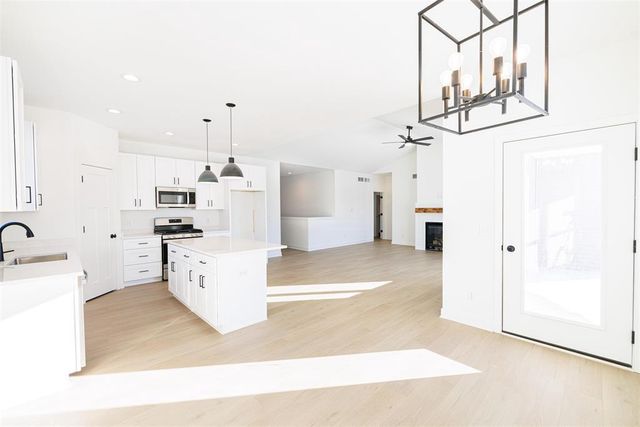 3810 N Woodbury Lane, Janesville, WI 53545