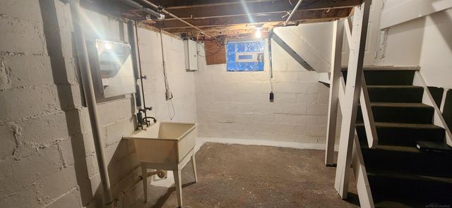 8110 Chalmers Avenue, Warren, MI 48089