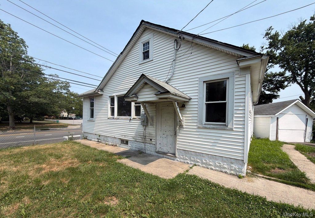 583 Straight Path, West Babylon, NY 11704 — photo 2