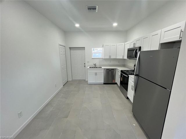 962 Commodore ST, Lehigh Acres, FL 33974