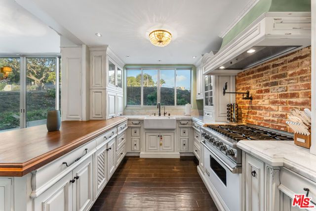 17366 W Sunset Boulevard 102, Los Angeles, CA 90272
