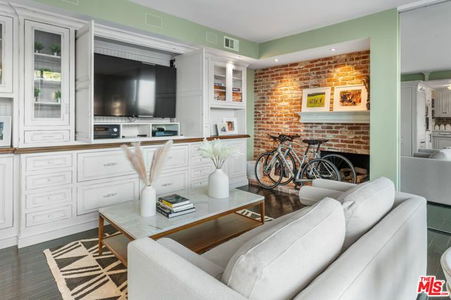 17366 W Sunset Boulevard 102, Los Angeles, CA 90272