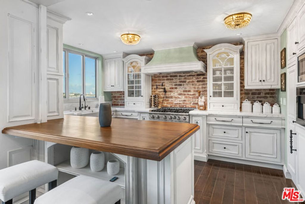 17366 W Sunset Boulevard 102, Los Angeles, CA 90272