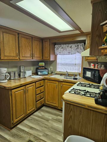462 Jellystone Avenue, Hollister, MO 65672