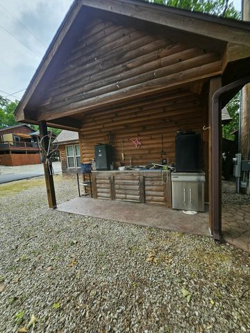 462 Jellystone Avenue, Hollister, MO 65672