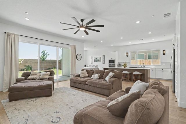 735 Traverse Drive S, Madera, CA 93636