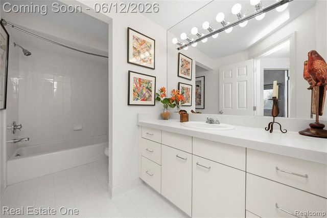 7026 Daventry Woods Drive, West Bloomfield, MI 48322