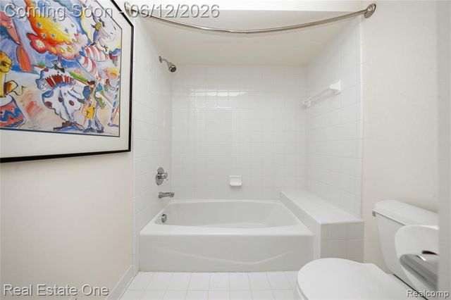 7026 Daventry Woods Drive, West Bloomfield, MI 48322