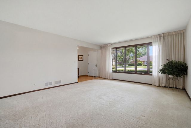 5530 Greenwood Street, Morton Grove, IL 60053