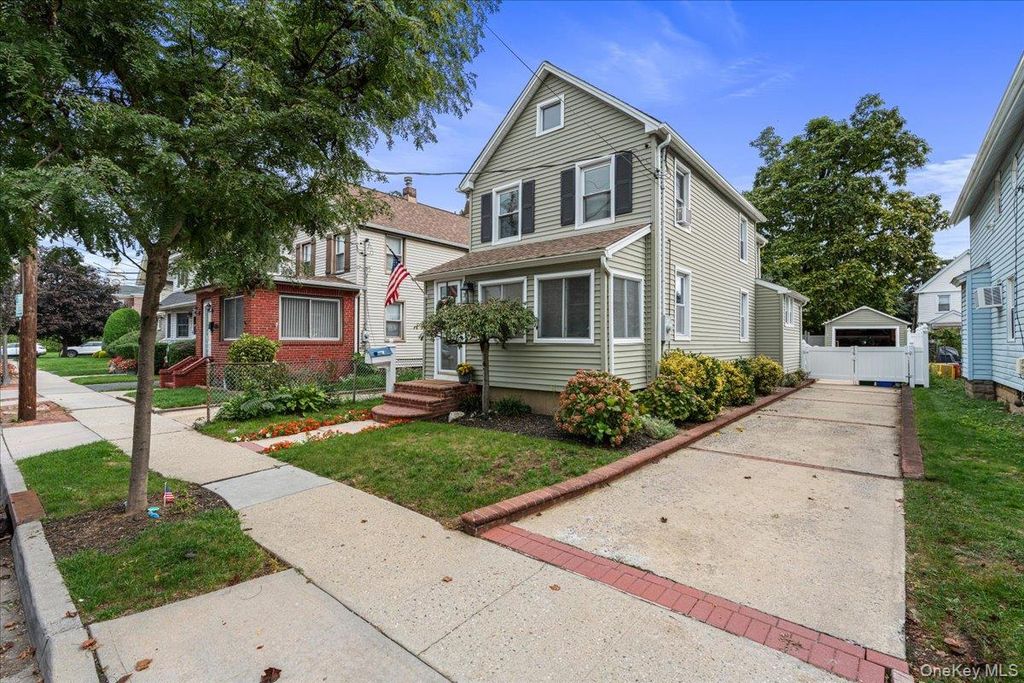 35 Saint Marks Avenue, Rockville Centre, NY 11570 — photo 2