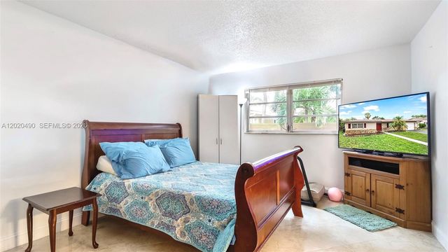 500 NW 96th Terrace, Pembroke Pines, FL 33024