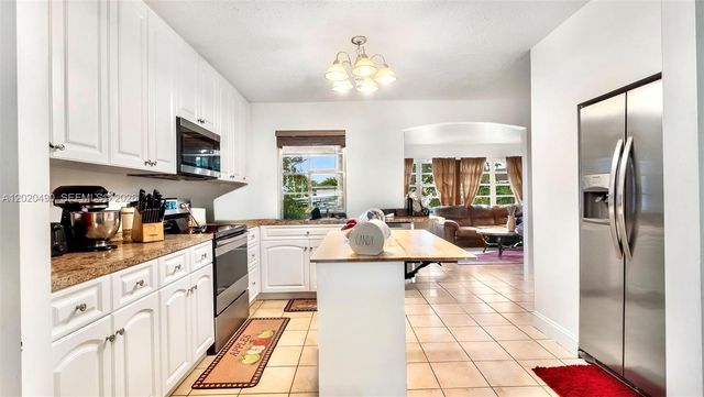 500 NW 96th Terrace, Pembroke Pines, FL 33024