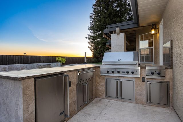 808 Country Club Dr, Modesto, CA 95356