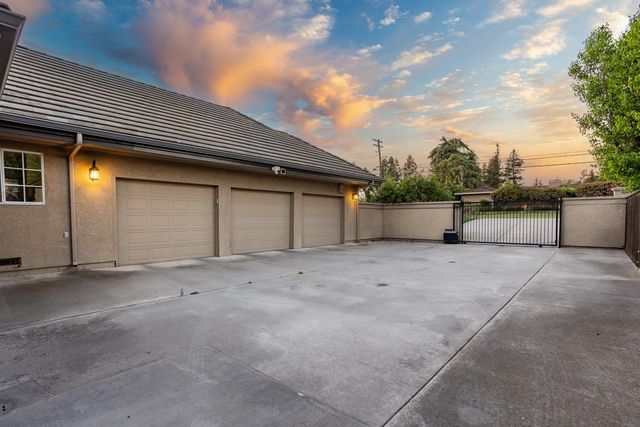 808 Country Club Dr, Modesto, CA 95356