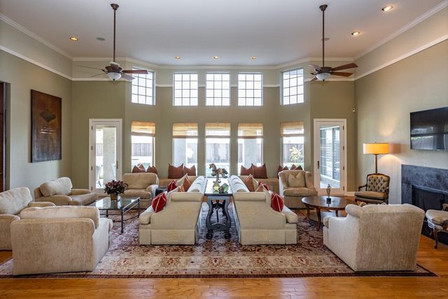 808 Country Club Dr, Modesto, CA 95356