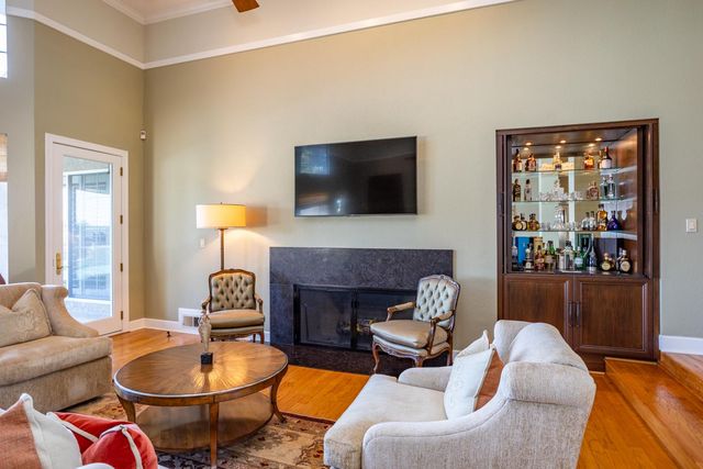 808 Country Club Dr, Modesto, CA 95356