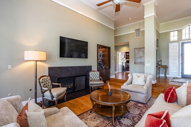 808 Country Club Dr, Modesto, CA 95356