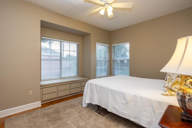 808 Country Club Dr, Modesto, CA 95356