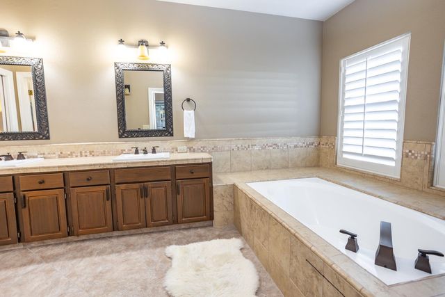 808 Country Club Dr, Modesto, CA 95356