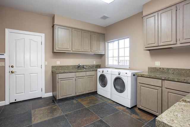 808 Country Club Dr, Modesto, CA 95356