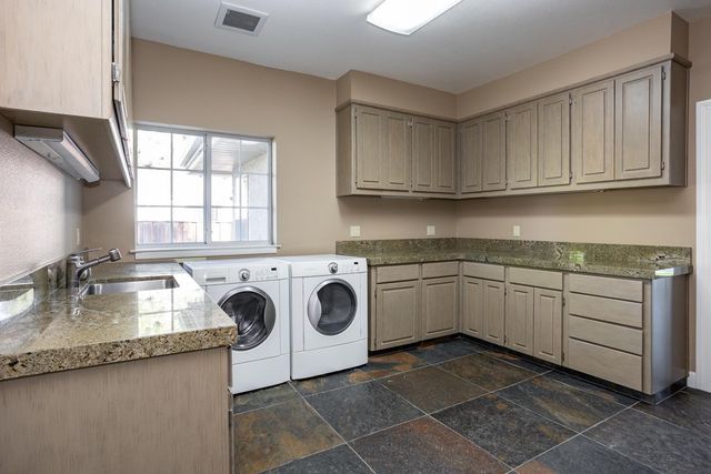 808 Country Club Dr, Modesto, CA 95356