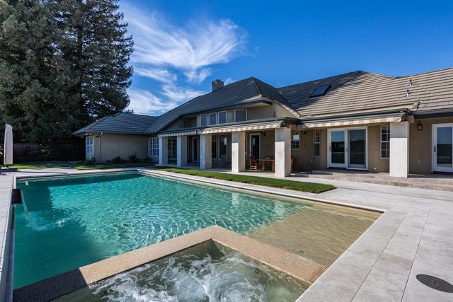 808 Country Club Dr, Modesto, CA 95356