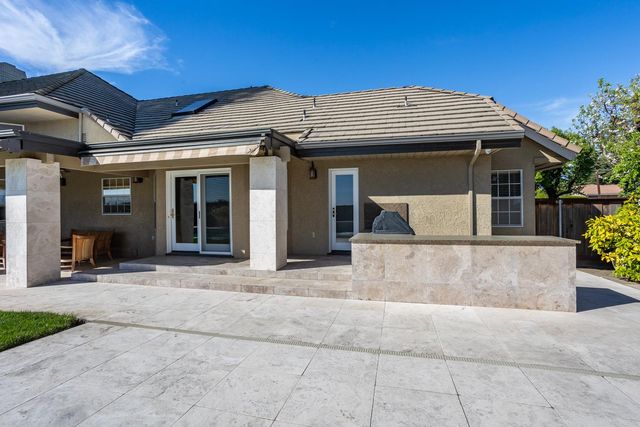 808 Country Club Dr, Modesto, CA 95356