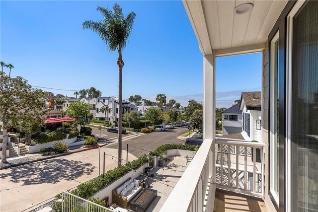 703 Poinsettia Avenue, Corona Del Mar, CA 92625
