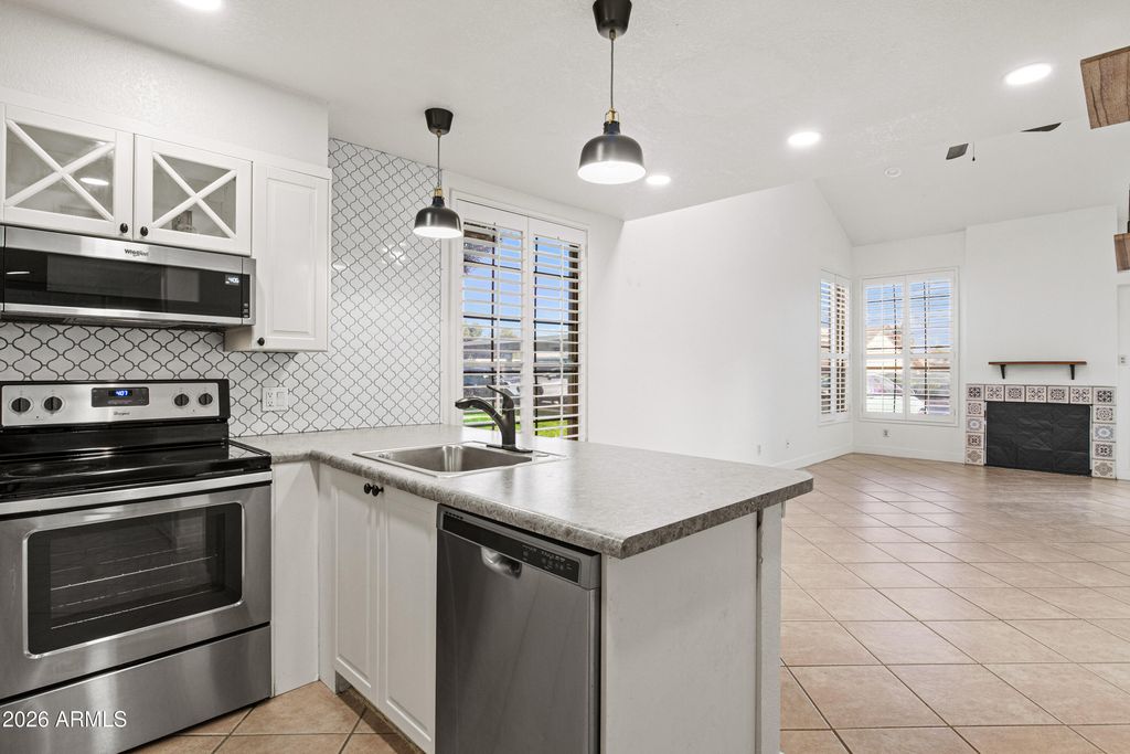 Image 10 of property listing at 1717 E UNION HILLS Drive 1035, Phoenix, AZ 85024
