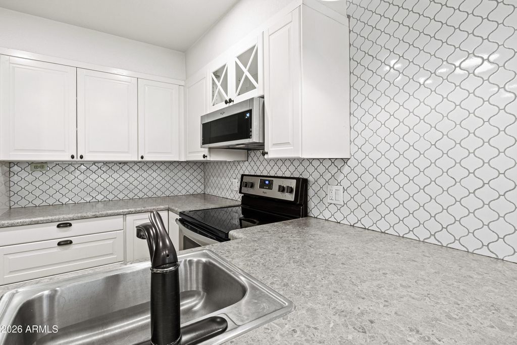 Image 8 of property listing at 1717 E UNION HILLS Drive 1035, Phoenix, AZ 85024