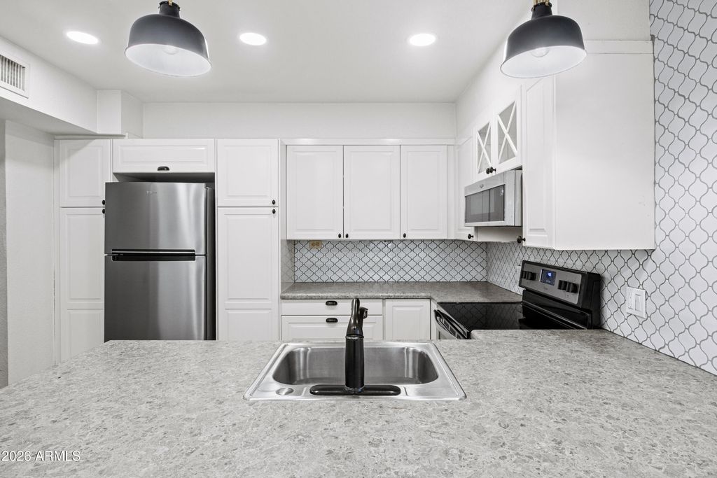Image 9 of property listing at 1717 E UNION HILLS Drive 1035, Phoenix, AZ 85024