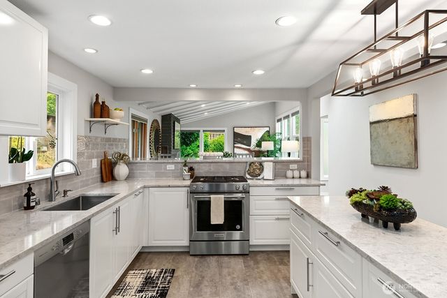 10303 20th Avenue NE, Seattle, WA 98125