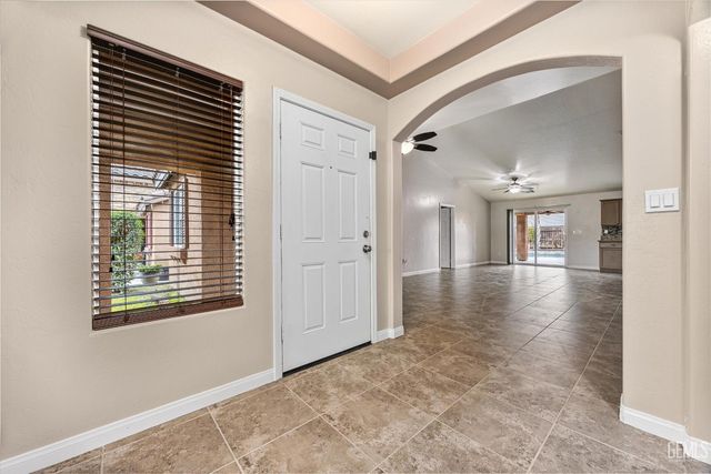 9415 Meadow Falls Drive, Bakersfield, CA 93311