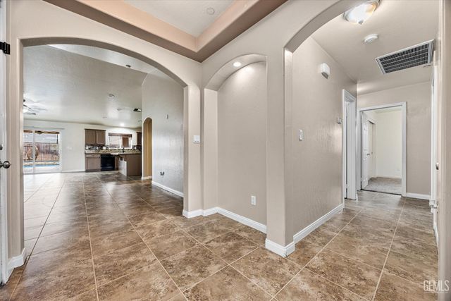 9415 Meadow Falls Drive, Bakersfield, CA 93311