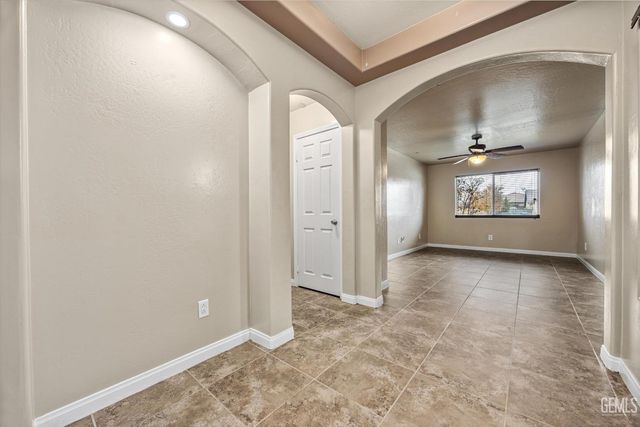 9415 Meadow Falls Drive, Bakersfield, CA 93311