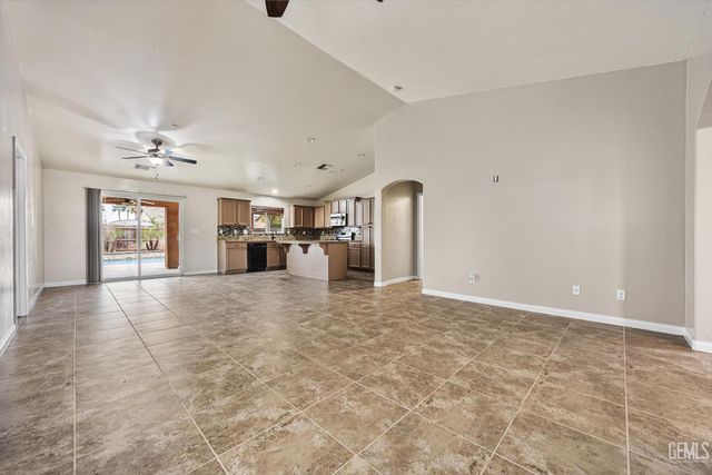 9415 Meadow Falls Drive, Bakersfield, CA 93311