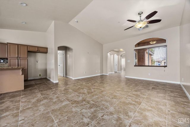 9415 Meadow Falls Drive, Bakersfield, CA 93311