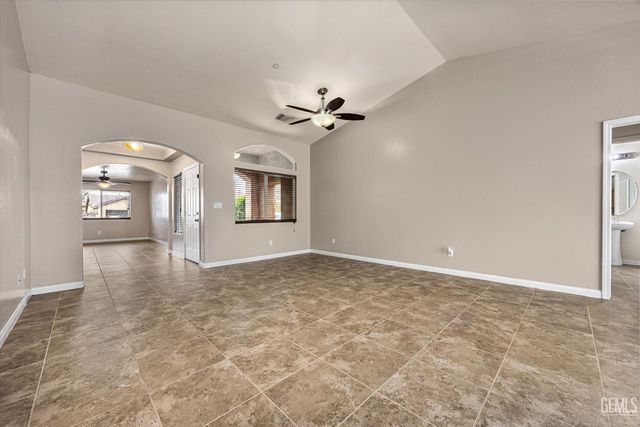 9415 Meadow Falls Drive, Bakersfield, CA 93311