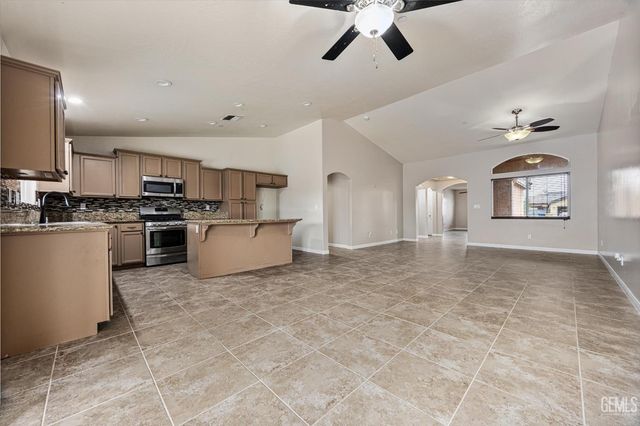 9415 Meadow Falls Drive, Bakersfield, CA 93311