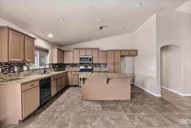 9415 Meadow Falls Drive, Bakersfield, CA 93311