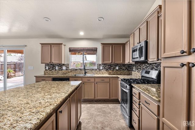 9415 Meadow Falls Drive, Bakersfield, CA 93311